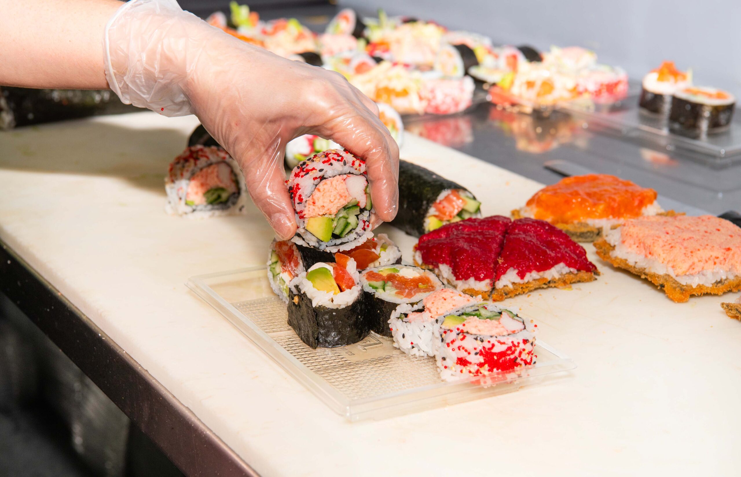 Chef dressant un plateau de makis chez Sushi Oshima