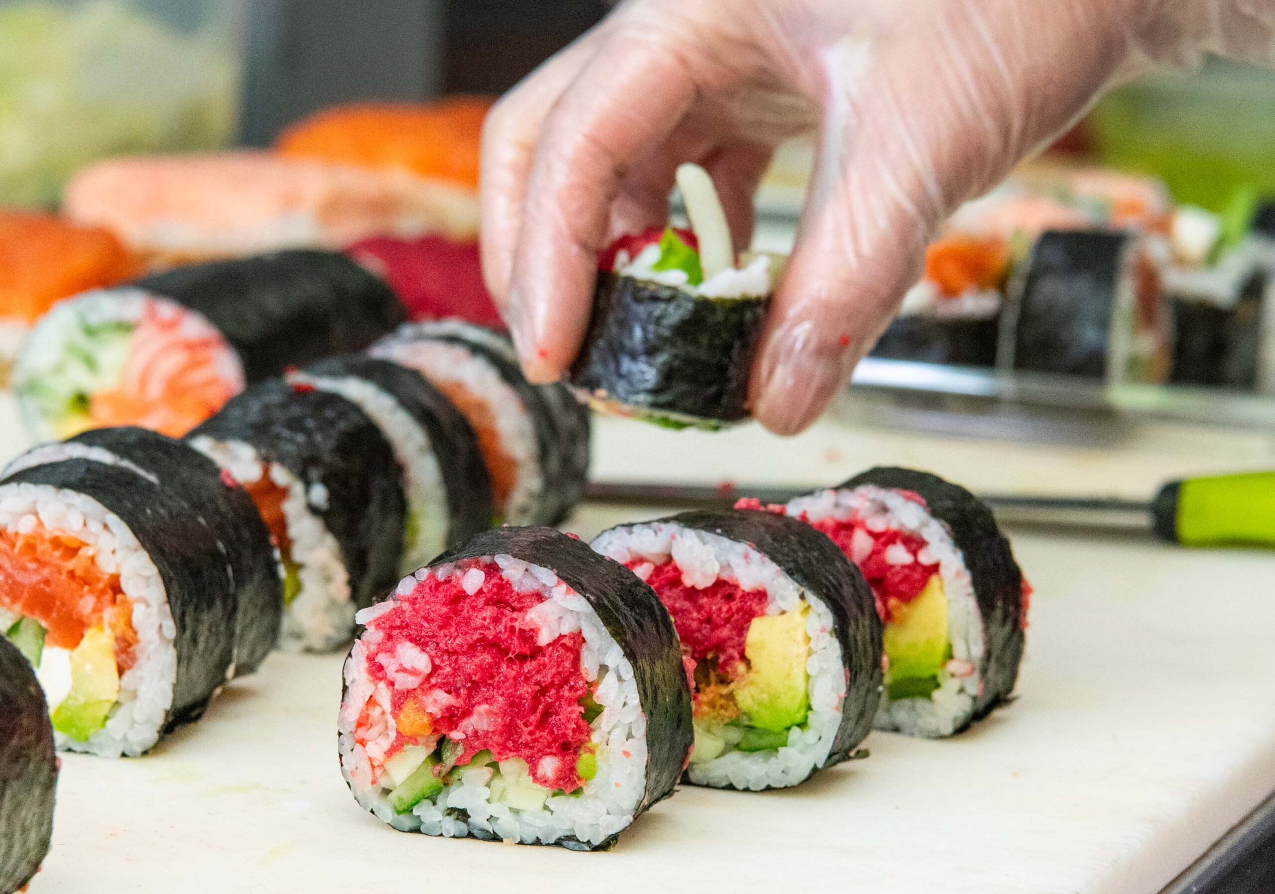 Préparation de makis frais à la main chez Sushi Oshima