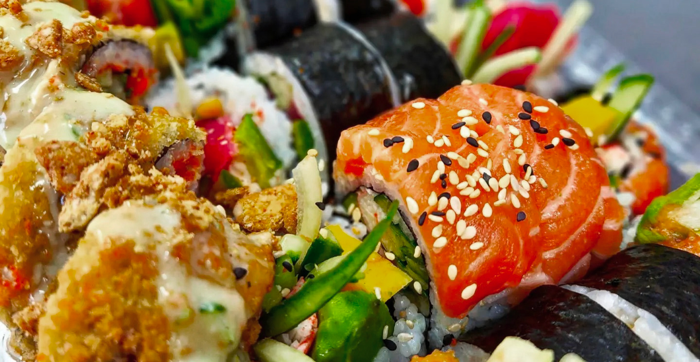 Gros plan sur des makis au saumon et sésame de Sushi Oshima